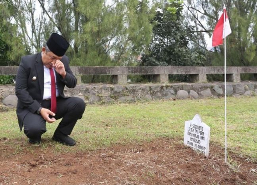 Plt Wali Kota Bandung Yana Mulyana menyeka air matanya ketika berziarah ke makam ayahandanya sekaligus memperingati Bandung Lautan Api. /Dokumen Humas Pemkot Bandung