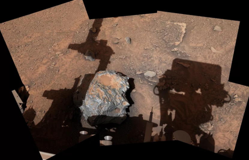 Meteorit besi-nikel ditemukan di Mars oleh penjelajah Curiosity NASA. Tim Curiosity memposting foto ini di Twitter pada 2 Februari 2023. Gambar: NASA/JPL-Caltech