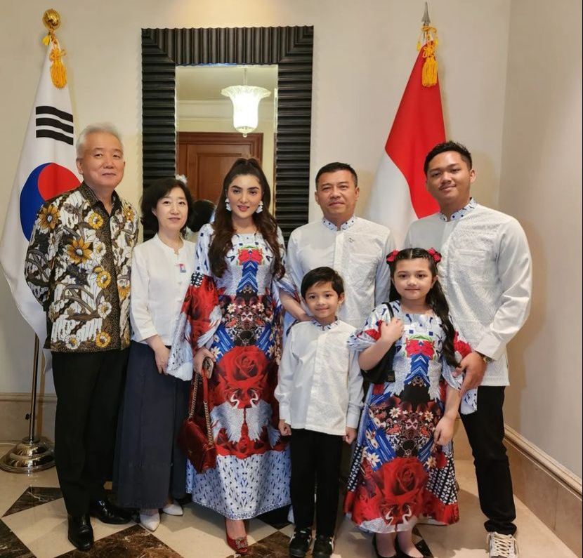 Ashanty dan keluarga bersama Dubes Lee Sang-deok dalam penetapan duta hubungan Indonesia-Korsel. Dok: Instagram resmi Kedubes Korsel di Jakarta