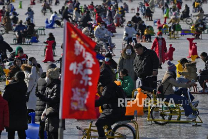 Warga menikmati berseluncur di Danau Houhai yang membeku dan padat di Beijing, Senin, 16 Januari 2023. Sumber:AP/Andy Wong, file (Republika.od.id)