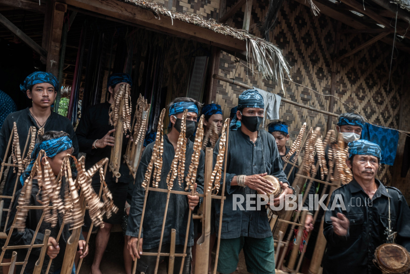 Masyarakat Suku Sunda memegang teguh nilai-nilai etika dalam kehidupan sehari-hari. Foto: Masyarakat Baduy memainkan alat musik angklung. (Republika.co.id)