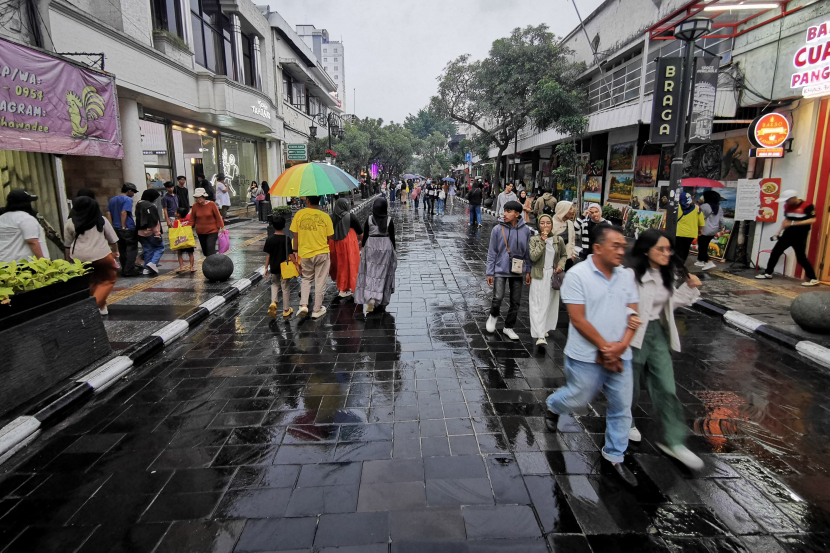 Warga berjalan kaki di tengah jalan menikmati suasana Jalan Braga di sela pelaksanaan Braga Bebas Kendaraan (Braga Beken) di Jalan Braga Panjang, Sabtu (4/5/2024). (Foto Yogi Ardhi/Republika Network)