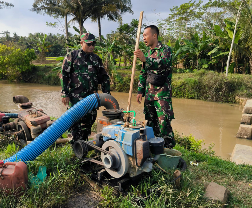 Pompa air untuk mengairi sawah dengan air sungai di Desa Nusadadi, Kecamatan Sumpiuh, Kabupaten Banyumas, Ahad (9/6/2024)