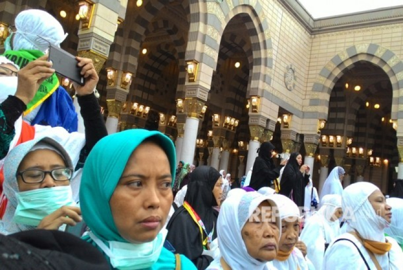 Jamaah haji wanita Indonesia menunggu dengan tertib untuk masuk ke Raudhah, Ahad (30/7/2017). Bolehkah Jamaah Wanita Haid Ziarah ke Raudhah? Ini Kata Ahli Fiqih dari 4 Mazhab. Foto: Republika/Ani Nursalikah 