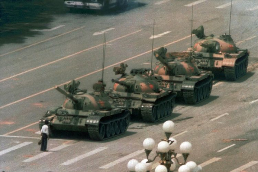 Dalam file foto tanggal 5 Juni 1989 ini, seorang pria yang kemudian dijuluki Tank Man, berdiri sendirian di depan barisan tank yang menuju ke timur di Changan Blvd Beijing, di Lapangan Tiananmen, Beijing. Foto: AP Photo/Jeff Widener 