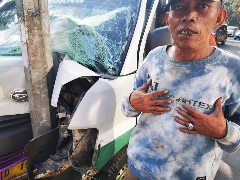 Sopir angkot nahas, Ade (48) menerangkan kronologis kecelakaan di lokasi kecelakaan tunggal angkot menabrak tiang lampu PJU di Jl Buah Batu, Bandung, Rabu (14/8/2024). Pengemudi mengaku harus membanting kemudi ke arah sisi jalan karena melihan sosok wanita menyeberang jalan di depannya. (Foto: Yogi Ardhi/Republika Network) (Kamera Ponsel Hawei P30 Pro)