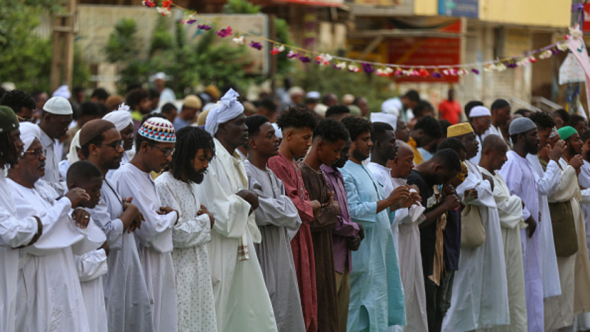 Muslim Sudan Sholat Idul Fitri di tengah pertempuran sengit antara tentara dan Pasukan Dukungan Cepat (RSF), Jumat (21/4/2023). Ketika Muslim Sudan Sholat Idul Fitri di Tengah Desingan Peluru. Foto: The New Arab