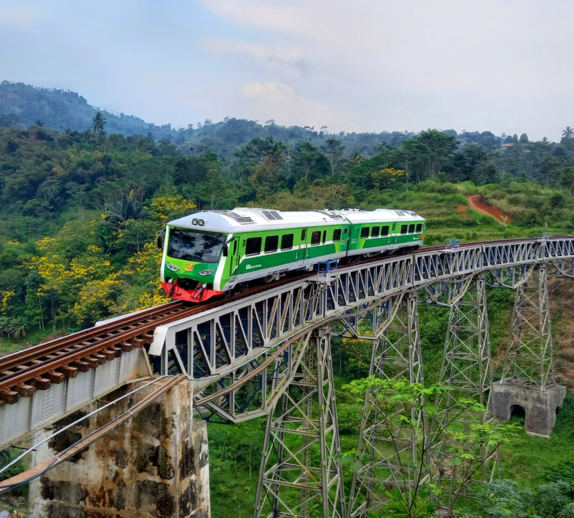 Rangkaian Kereta Inspeksi melintasi di jembatan jalur utara. KAI bersama stakeholder perkeretaapian melakukan inspeksi ke berbagai wilayah di Pulau Jawa untuk memastikan kesiapan KAI menjelang masa libur Natal 2022 dan Tahun Baru 2023. (Foto: Humas KAI)