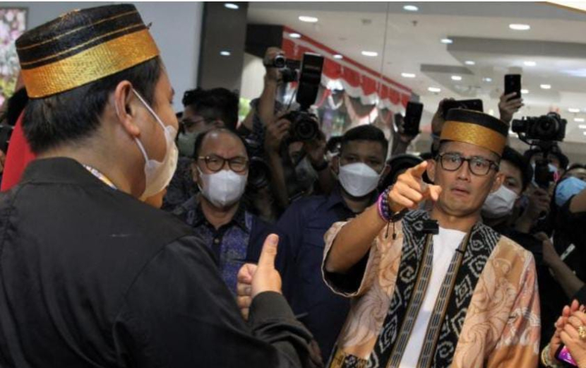 Menparekraf Sandiaga Uno tampak mengenakan songkok bone pada sebuah event. (ilustrasi)