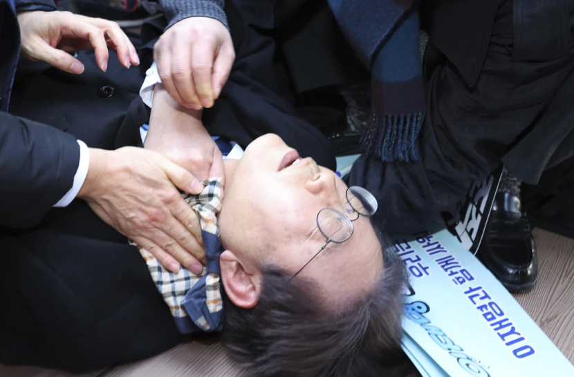 Lee, pemimpin oposisi Korsel ditikam orang tak dikenal. Dok: Yonhap via AP