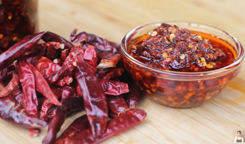 Chili oil, cocok untuk dimsum atau gorengan.