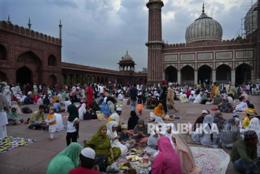 Umat Islam berdoa sebelum berbuka puasa pada hari pertama bulan puasa Ramadhan di Masjid Jama, di New Delhi, India, Jumat, (24/3/2023). Sumber:AP Photo/Manish Swarup, file (Republika.co.id)