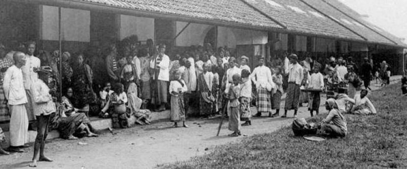 Rakyat Surabaya antri mendapatkan bahan pangan di tahun 1929.