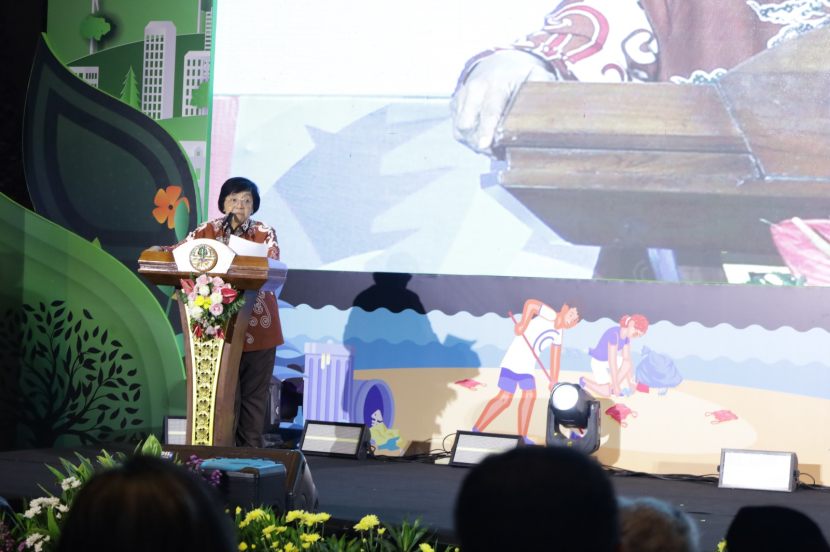 Menteri Lingkungan Hidup dan Kehutanan, Siti Nurbaya, membuka penyelenggaraan perdana Festival Pengendalian Lingkungan Tahun 2024 di Auditorium Dr Soedjarwo Manggala Wanabakti Jakarta yang berlangsung selama dua hari, yaitu 23–24 April 2024. (Foto: KLHK)