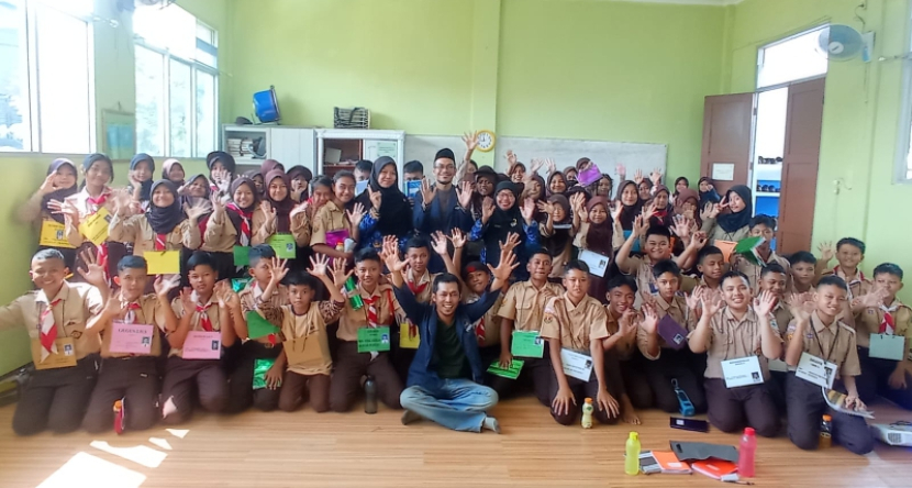 Pemateri berfoto bersama dengan siswa SMPN 22 Depok saat kegiatan MPLS hari ketiga.