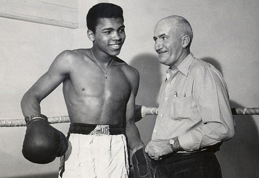 Ali dan pelatihnya, Joe E Martin, pada 1960 (the Courier-Journal/Wikimedia)