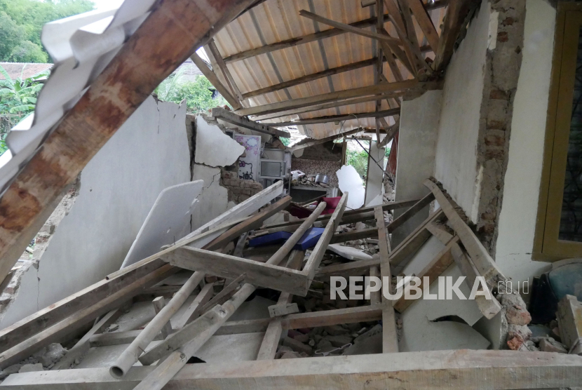  Gempa di Sumedang. Gempa bumi berkekuatan 4,8 magnitudo di Sumedang, Jawa Barat, pada akhir Desember 2023, merusak 1.532 bangunan, 66 di antaranya gedung sekolah. Foto: Republika