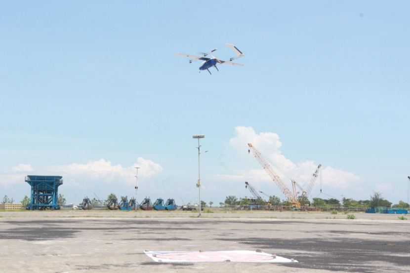 PUTA yang membawa logistik kesehatan saat lepas landas dari Terminal Umum DABN Pelabuhan Probolinggo untuk uji coba pengoperasian. Gambar: Humas ITS