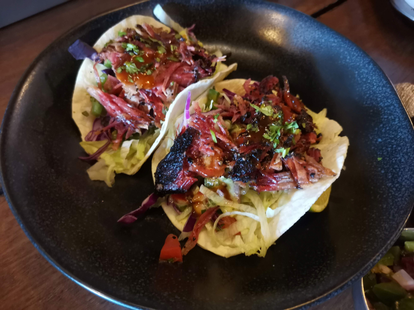 Menu taco menggunakan suiran dari brisket