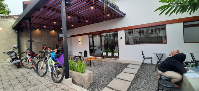 Pengendara sepeda mengunjungi kafe Suar Ruang, Kukusan, Depok