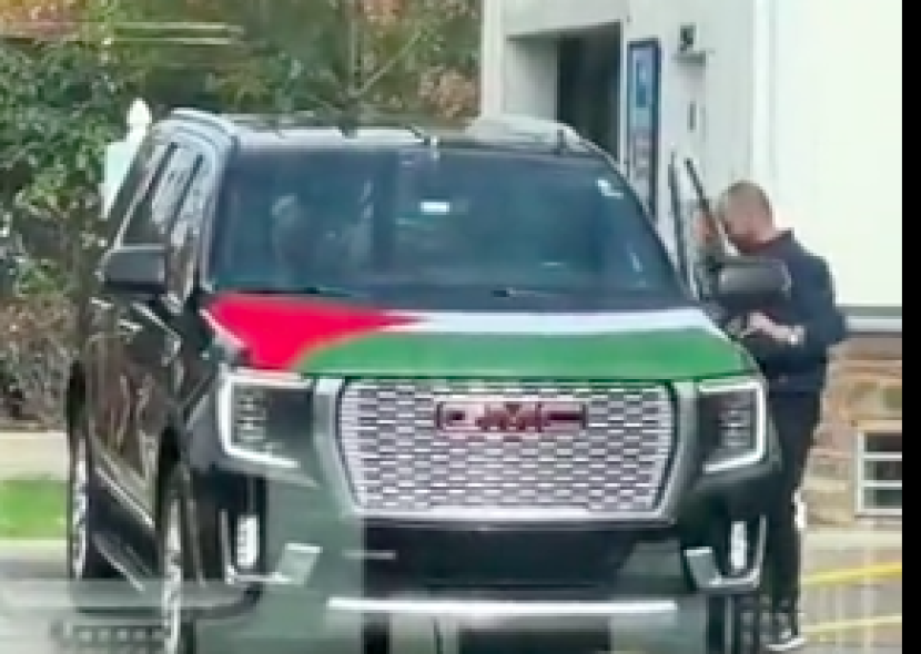 Pria mirip Jason Statham memasang bendera Palestina di kap mobilnya. (Dok X/@RccShash***)