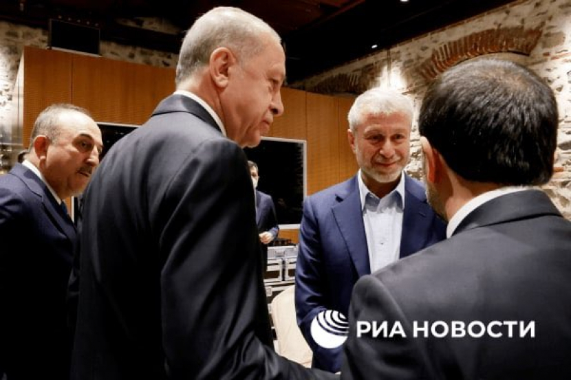 Presiden Turki Recep Tayyib Erdogan bertemu dengan tim delegasi Rusia yang juga eks pemilik klub sepak bola Chelsea, Roman Abramovic di Istana Dolmabahce, Istanbul, Selasa (29/3/2022).