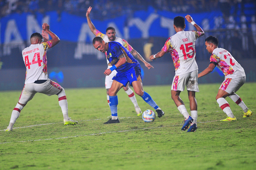 Bek Persib Bandung Gustafvo de Franca dikepung pemain Persis Solo pada laga ketiga Grup A Piala Presiden 2024 antara Persib Bandung melawan Persis Solo di Stadion Si Jalak Harupat, Kamis (25/7/2024). (FOTO: YOGI ARDHI/REPUBLIKA NETWORK) Kamera: Nikon D3, Lensa: Nikkor 300mm/2.8.