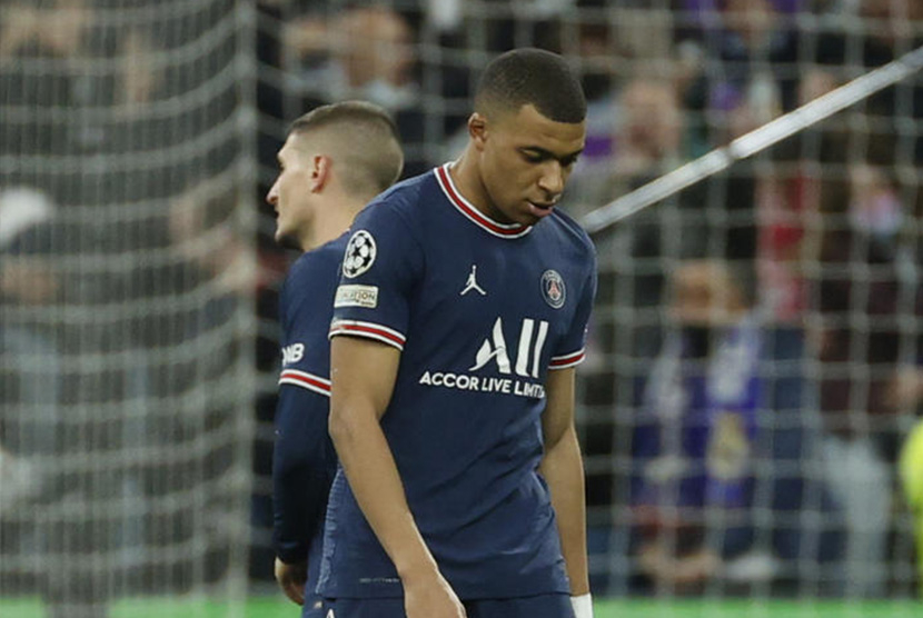 Striker Kylian Mbappe menunduk usai kalah dari Real Madrid di babak 16 besar Liga Champions, Kamis 10 Maret 2022. Foto: EPA-EFE.