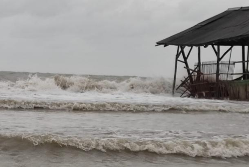Gelombang besar melanda pantai urata Jabar, Desa Eretan, Kecamatan Kandanghaur, Kabupaten Indramayu, Sabtu (31/12/2022). (Foto Istimewa)