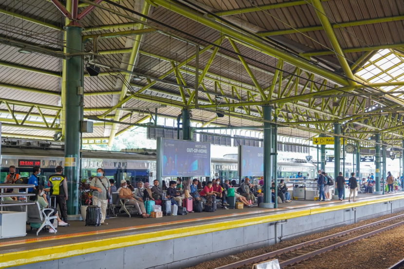 Suasana Stasiun Gambir, Jakarta Pusat, di masa musim libur Nataru 2022.