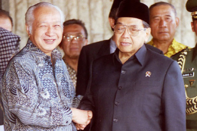 Presiden kedua RI, Soeharto (kiri) dan Presiden Keempat RI, Gus Dur (kanan). Foto: Istimewa.