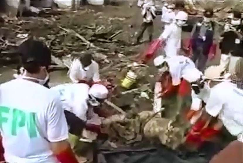 Lasykar FPI mengevakuasi jenazah korban gempa dan tsunami Aceh. (Istimewa).