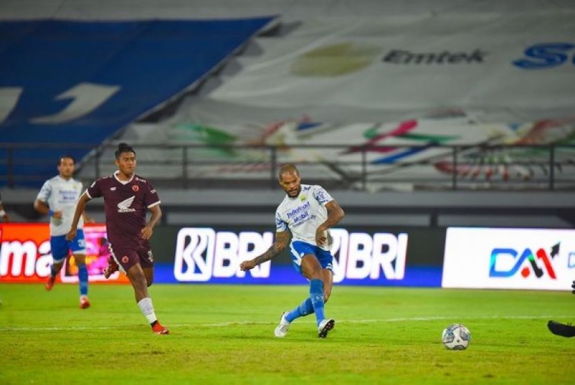 Striker Persib Bandung, David Da Silva, menikmati permainan voli kaki. (Instagram/davidasilva14)