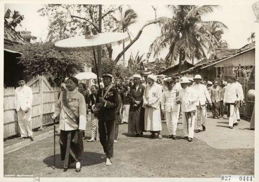 Sinuhun Paku Buwono X hendak menziarahi kubur Sayyid Alaydrus Luar Batang di Batavia, Februari 1937.