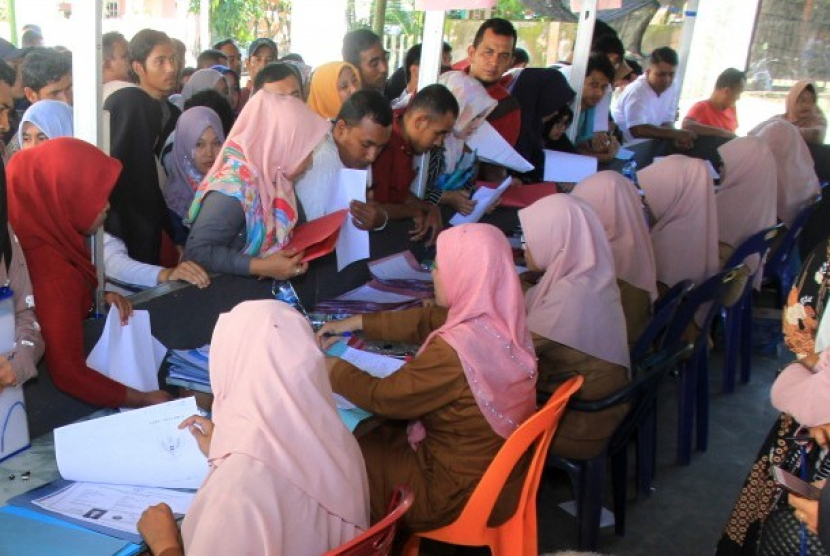 Pelamar Calon Pegawai Negeri Sipil (CPNS) antri untuk menyerahkan berkas pendaftaran lamaran. (Dok. Republika) 