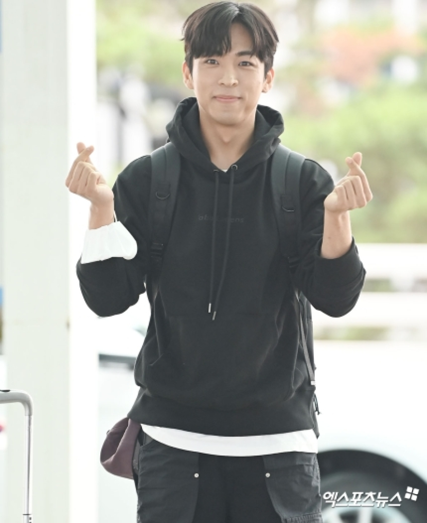 Aktor Joo Jong-hyuk di Bandara Internasional Incheon di Unseo-dong, Incheon pada Senin (8/8) sebelum berangkat ke Bali untuk berlibur 