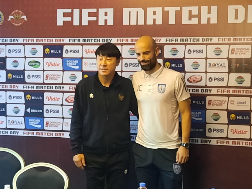 Pelatih timnas Indonesia Shin Taeyong dan pelatih Bangladesh Javier Cabrera. Dok. Hartifiany Praisra