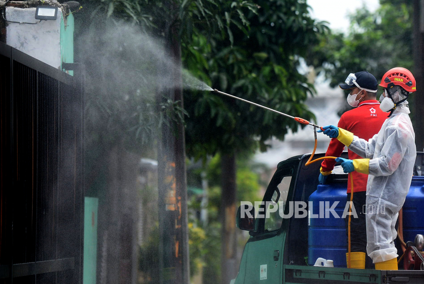 Petugas PMI Jakarta Timur melakukan penyemprotan cairan disinfektan di Lingkungan RW 10 Pondok Bambu, Jakarta, Kamis (10/2/2022). Penyemprotan cairan disinfektan dilakukan untuk mengantisipasi penyebaran dan mencegah penularan COVID-19 di lingkungan warga semenjak melonjaknya kasus varian Omicron. Foto: Republika/Prayogi