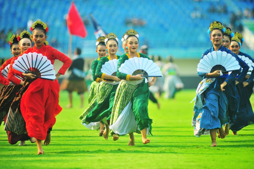 Penari Kipas memeriahkan upacara persemian Turnamen Piala Presiden 2024 di Stadion Si Jalak Harupat, Soreang, Kabupaten Bandung, Jumat (19/7/2024). (Foto: Yogi Ardhi/Republika Network) Nikon D3, Nikkor 300/2,8 ED MF