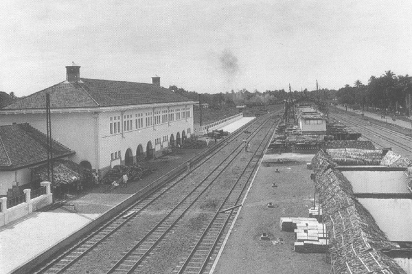 Proses pembangunan Stasiun Pasar Senen sekitar Mei 1924. Sebagai sebuah stasiun pulau, Nampak bangunan depan stasiun rampung dibangun. (Sumber: Spoorwegstation op Java/laman resmi pt kai/kai.id)