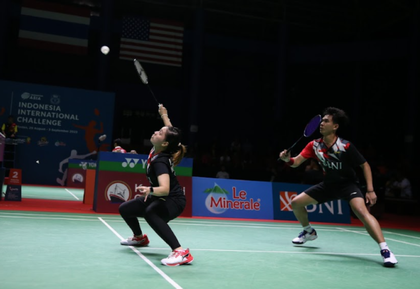 Pasangan ganda campuran Indonesia, Rafli Ramanda/Indah Cahya Sari Jamil mengalahkan wakil Thailand di babak kedua Indonesia International Challenge 2023.