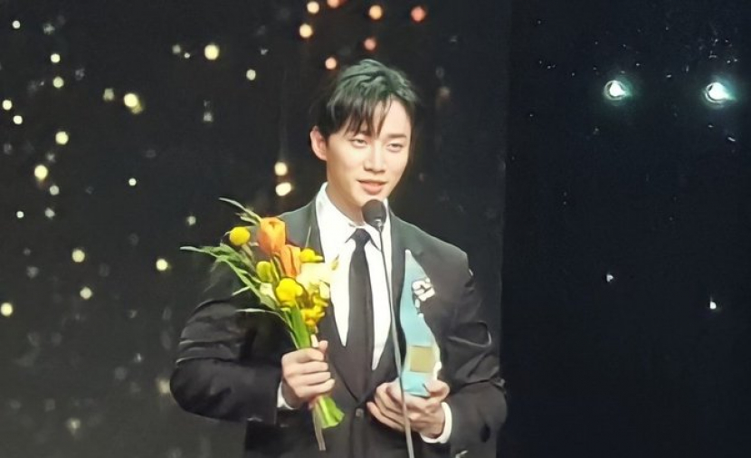 Lee Junho saat menerima penghargaan Korea PD Awards Kategori Talent