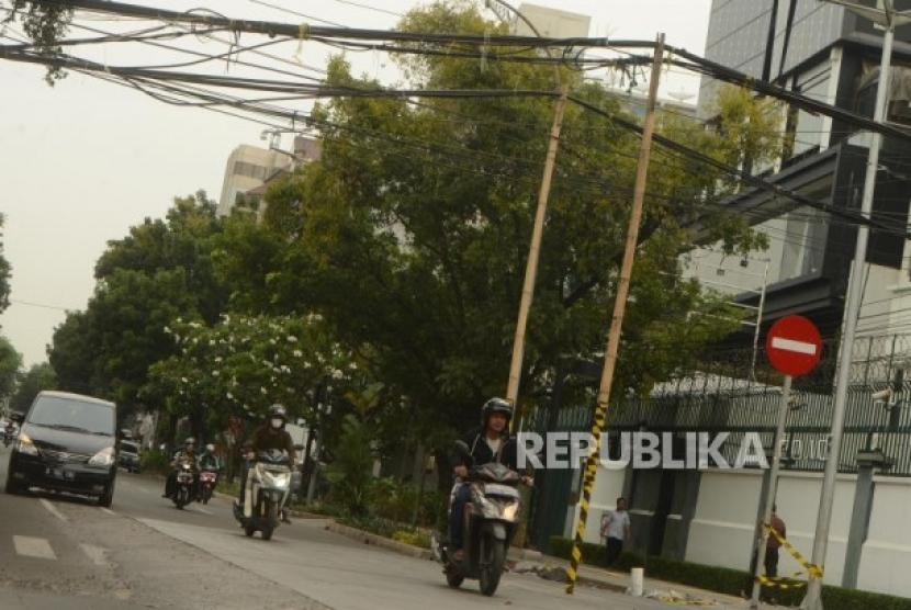 Sejumlah kendaraan saat melintas di Jalan KH. Wahid Hasyim, Kebon Sirih, Jakarta Pusat. Foto: Republika/Putra M. Akbar