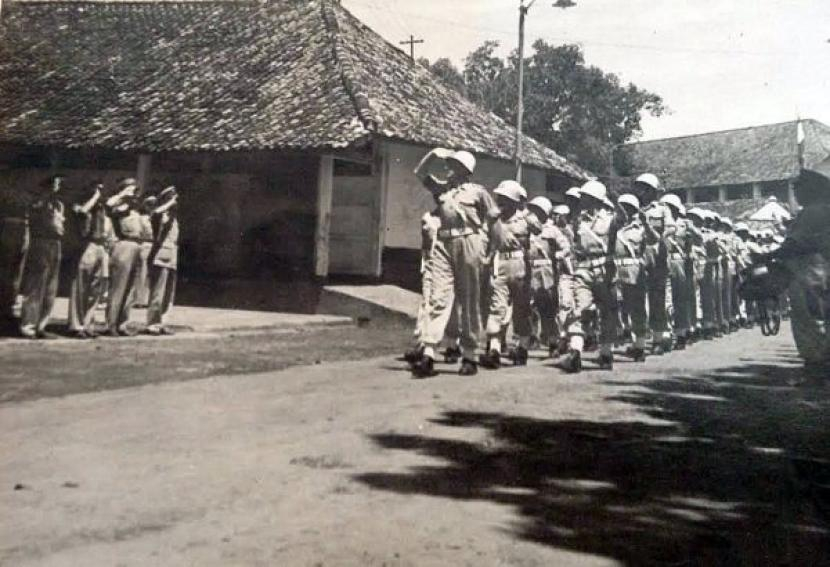 Tentara Belanda melakukan defile di jalanan sebuah kota kecil di Indonesia. (gahtena,nl)