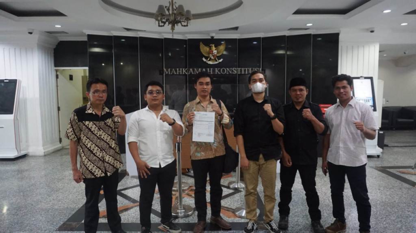 Warga Pulau Wawonii, Kabupaten Konawe Kepulauan, bersama koalisi masyarakat sipil mengajukan permohonan ke MK menjadi pihak terkait dalam permohonan uji materiil PT GKP atas Pasal 23 Ayat (2) dan Pasal 35 (Huruf (k) UU PWP3K (foto: dokumentasi koalisi masyarakat sipil).