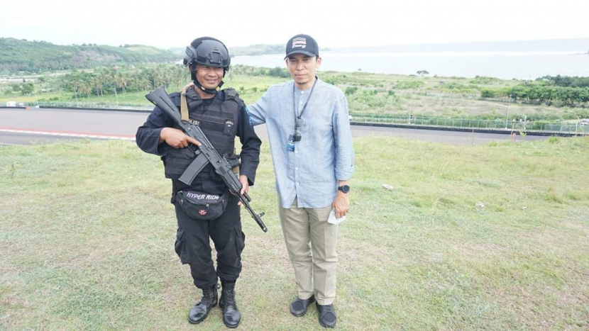 Brimob Polres Lombok Tengah, Jumatri bersama Eks Gubernur NTB M Zainul Majdi atau Tuan Guru Bajang (TGB). (Foto: Istimewa).