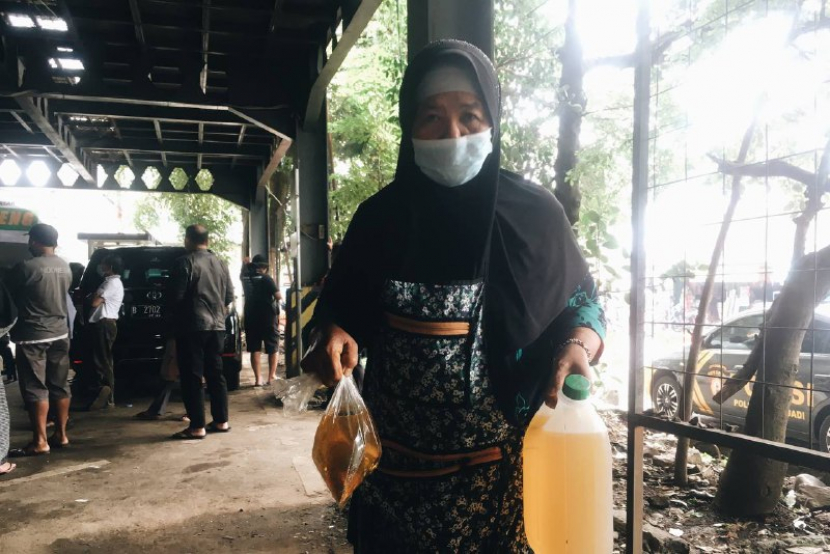 Ilustrasi seorang ibu membeli minyak saat operasi pasar/Humas Pemkot Bandung