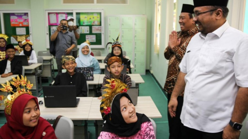 Menteri Agama Yaqut Cholil Qoumas meninjau salah satu madrasah digital di Kota Malang, Jawa Timur, Ahad (22/01/2023). Foto : kemenag 