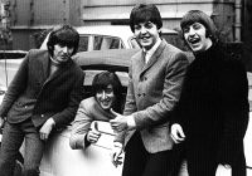 John Lennon diapit oleh rekan-rekannya di The Beatles; Paul McCartney, George Harrison, dan Ringo Starr setelah berhasil lulus tes mengemudi (https://www.beatlesbible.com)