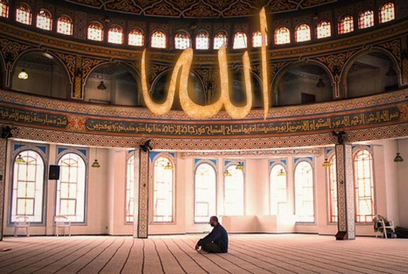 Muslim berdiam diri di masjid. Tidak sedikit umat Islam yang memiliki pertanyaan tentang di manakah keberadaan Allah. Foto: Republika.